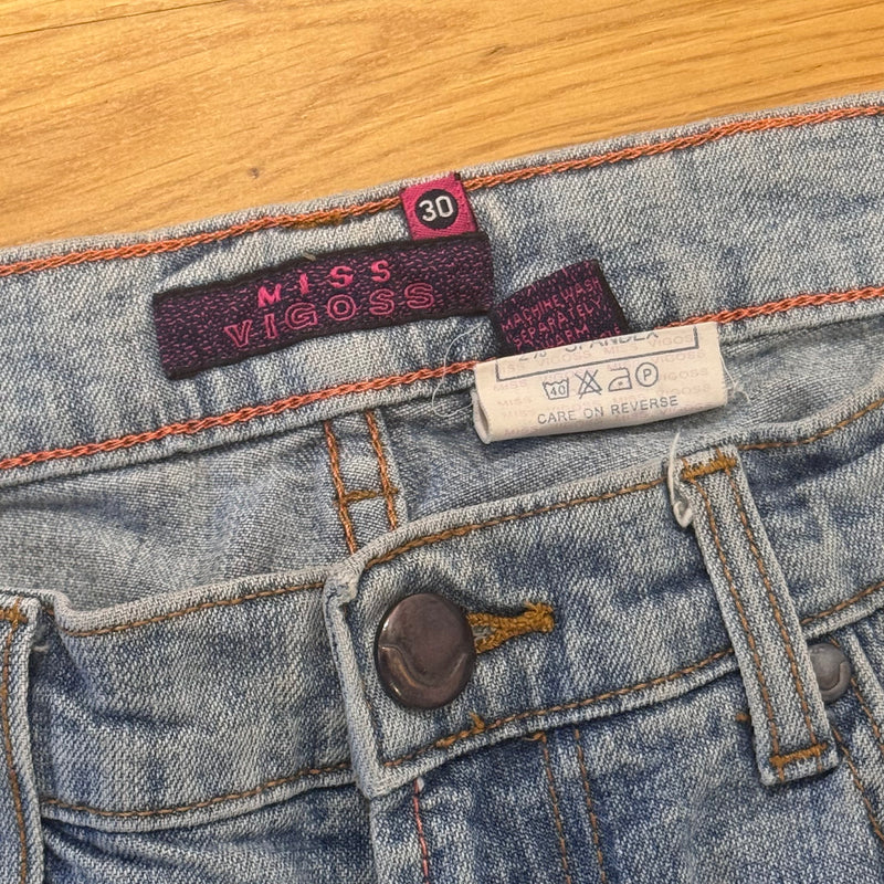 Detailansicht: Sourced limited accessories and clothes Miss Vigoss bootcut y2k retro jeans – Logo, Nähte oder Material