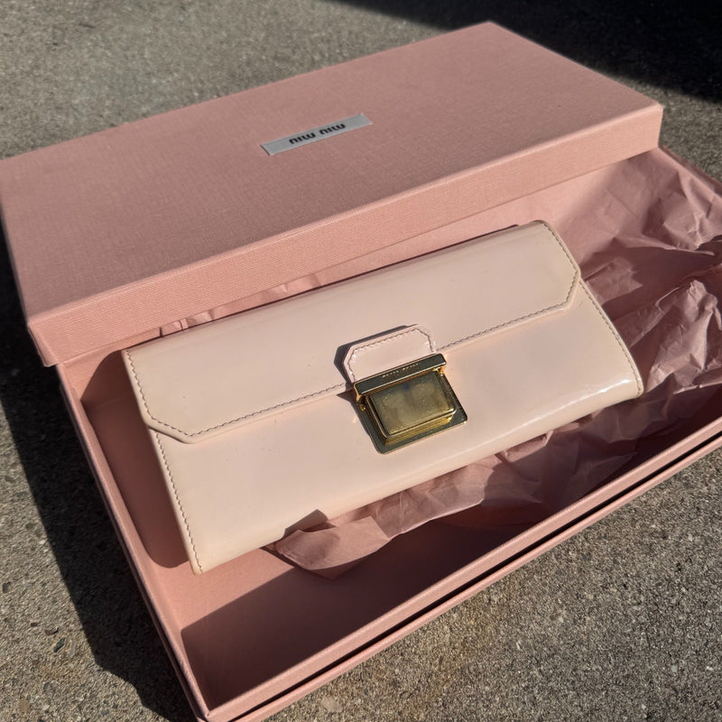 Detailansicht: Sourced limited accessories and clothes Miu Miu vintage leather wallet – Logo, Nähte oder Material