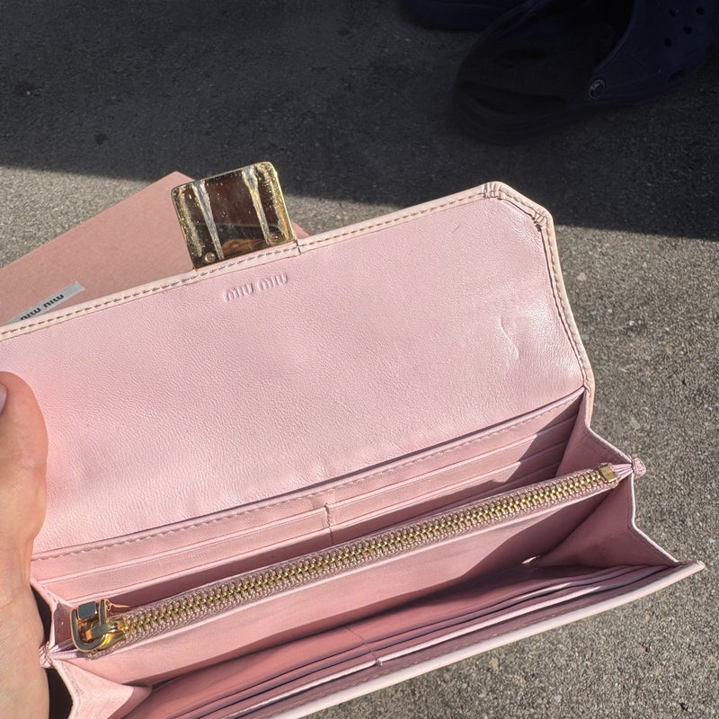 Detailansicht: Sourced limited accessories and clothes Miu Miu vintage leather wallet – Logo, Nähte oder Material