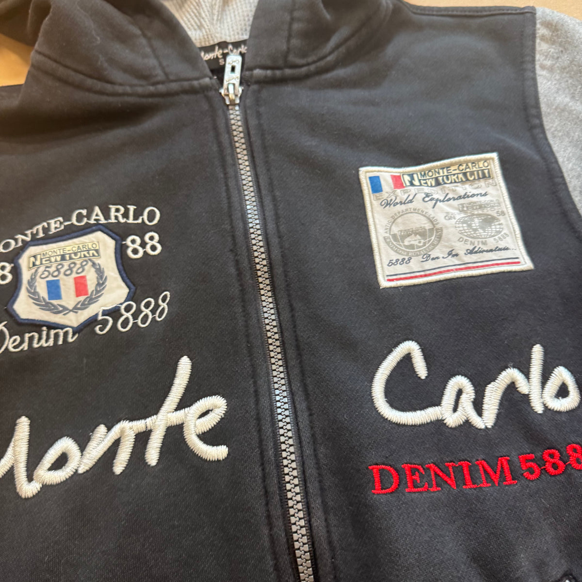 Monte Carlo vintage zip-up hoodie – Close-up 1
