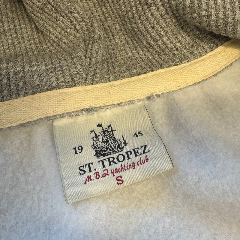 Detailansicht: Sourced limited accessories and clothes Monte Carlo zipped hoodie St. Tropez Yachting Club – Logo, Nähte oder Material