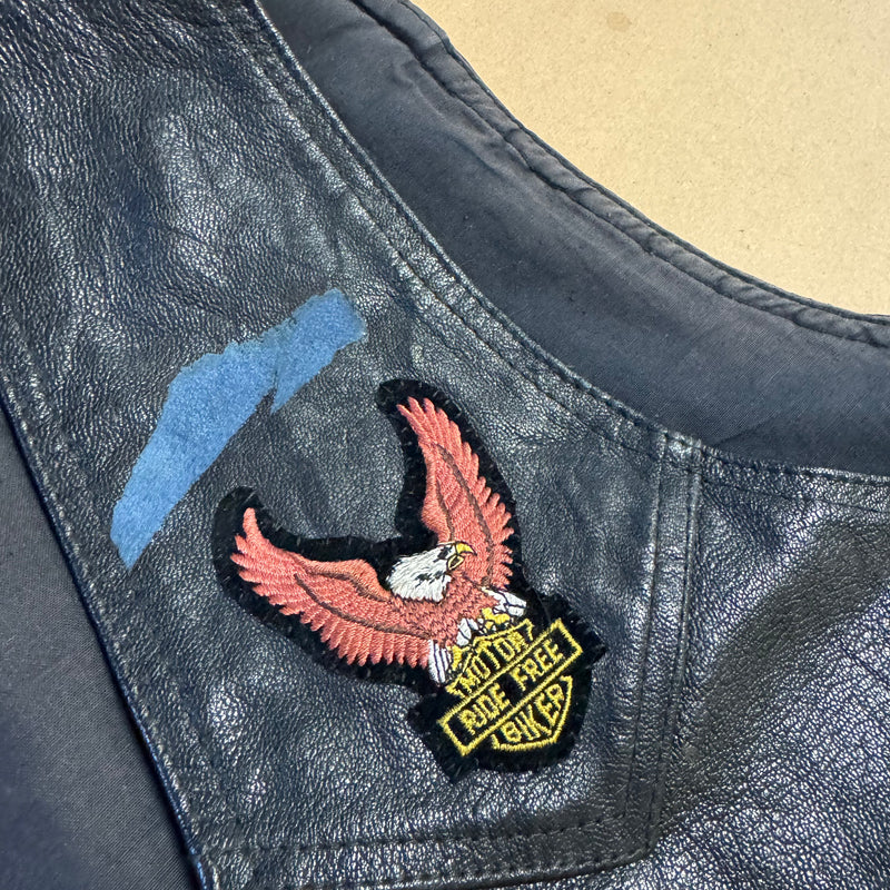 Detailansicht: Sourced limited accessories and clothes Motor Ride Free Bikers USA vintage leather vest – Logo, Nähte oder Material
