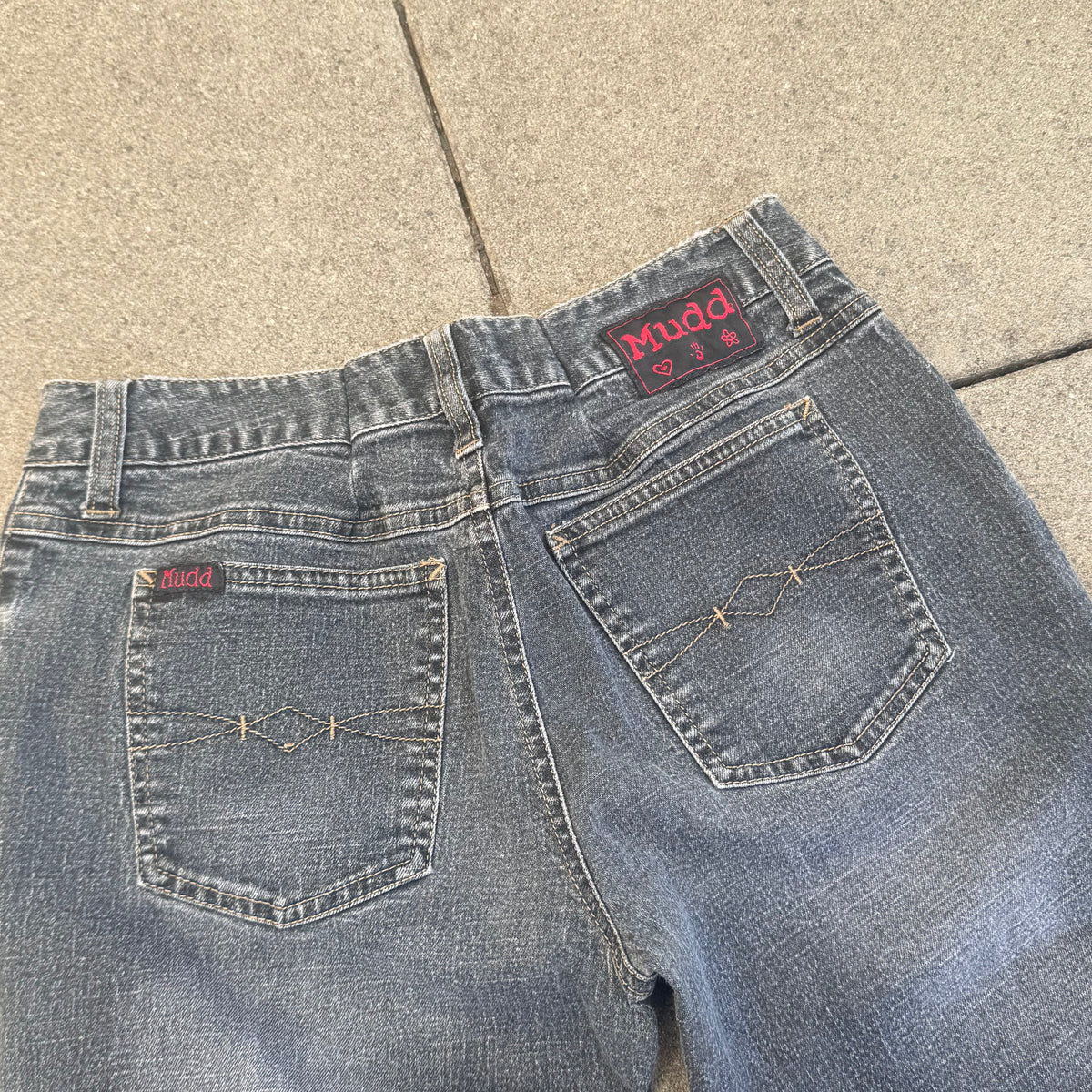 Mudd Y2K bootcut retro denim jeans – Close-up 1