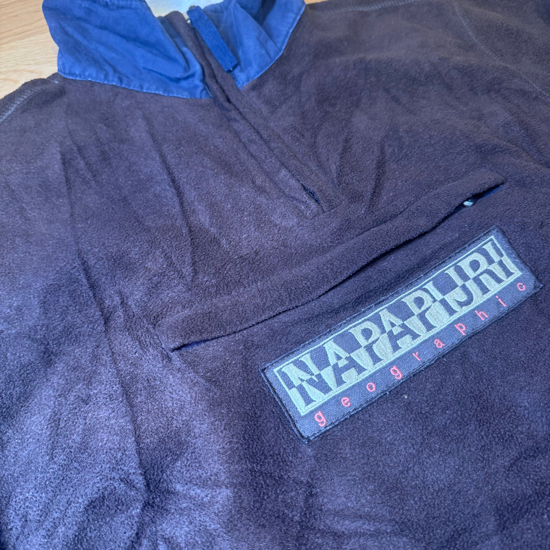Detailansicht: Sourced limited accessories and clothes Napapijri brown fleece quarter zip – Logo, Nähte oder Material