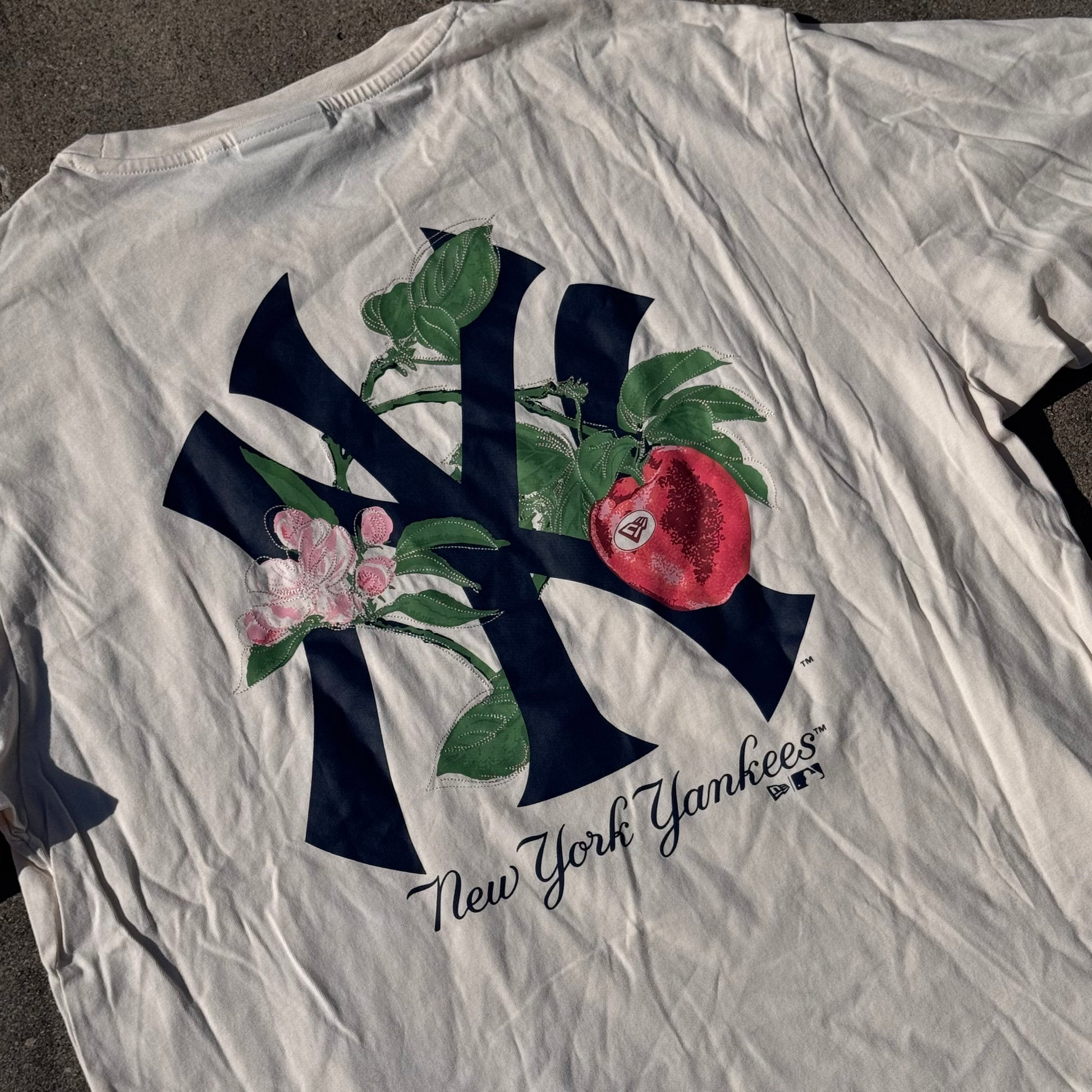 New Era Yankees Roses graphic T-shirt – Close-up 1