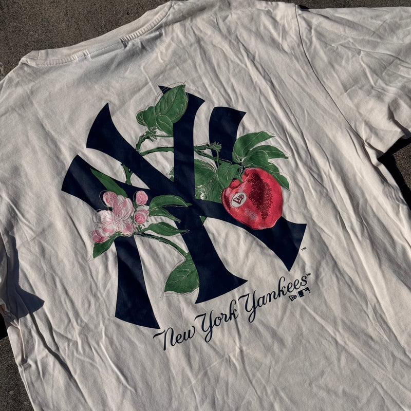 Detailansicht: Sourced limited accessories and clothes New Era Yankees Roses graphic T-shirt – Logo, Nähte oder Material