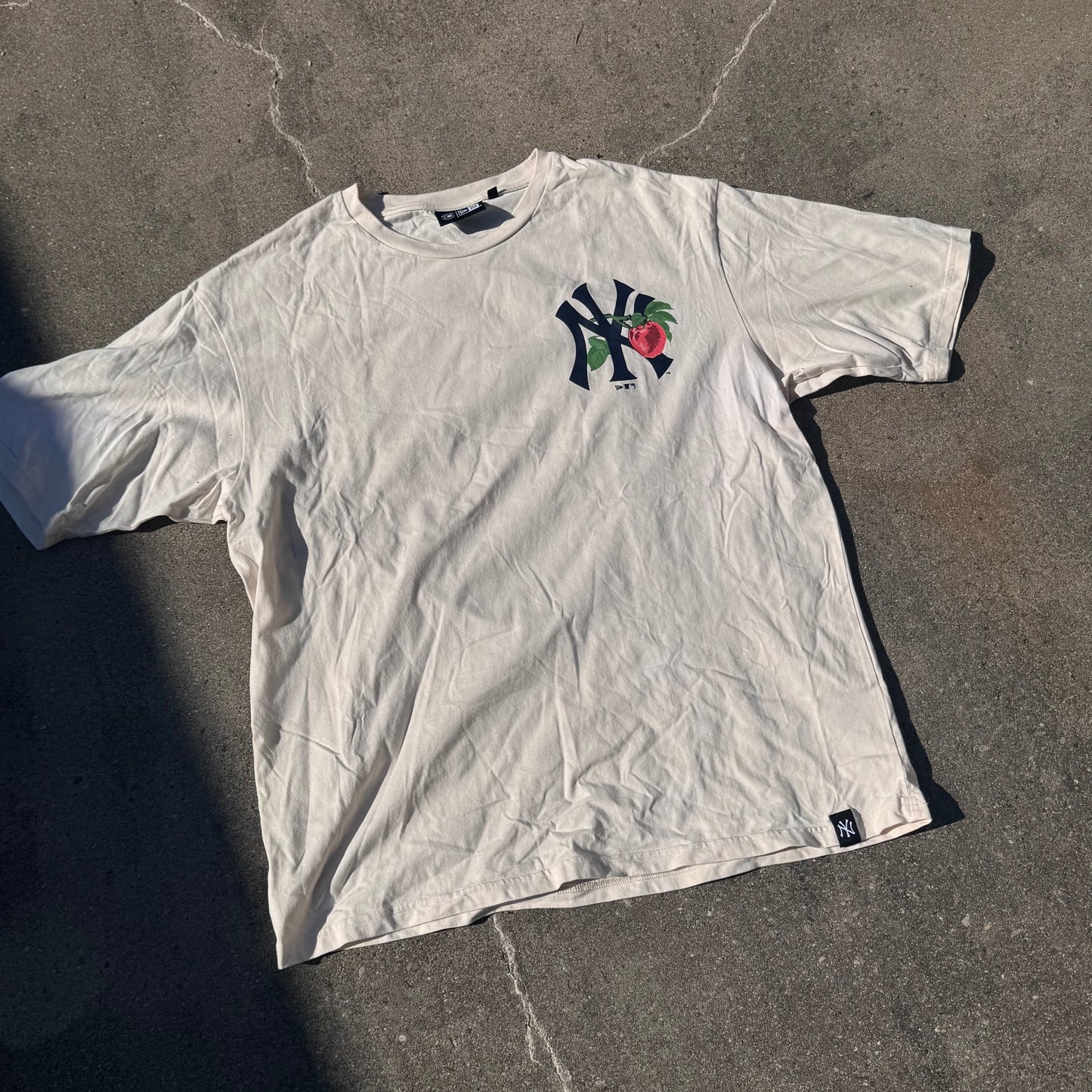 New Era Yankees Roses graphic T-shirt – Close-up 2