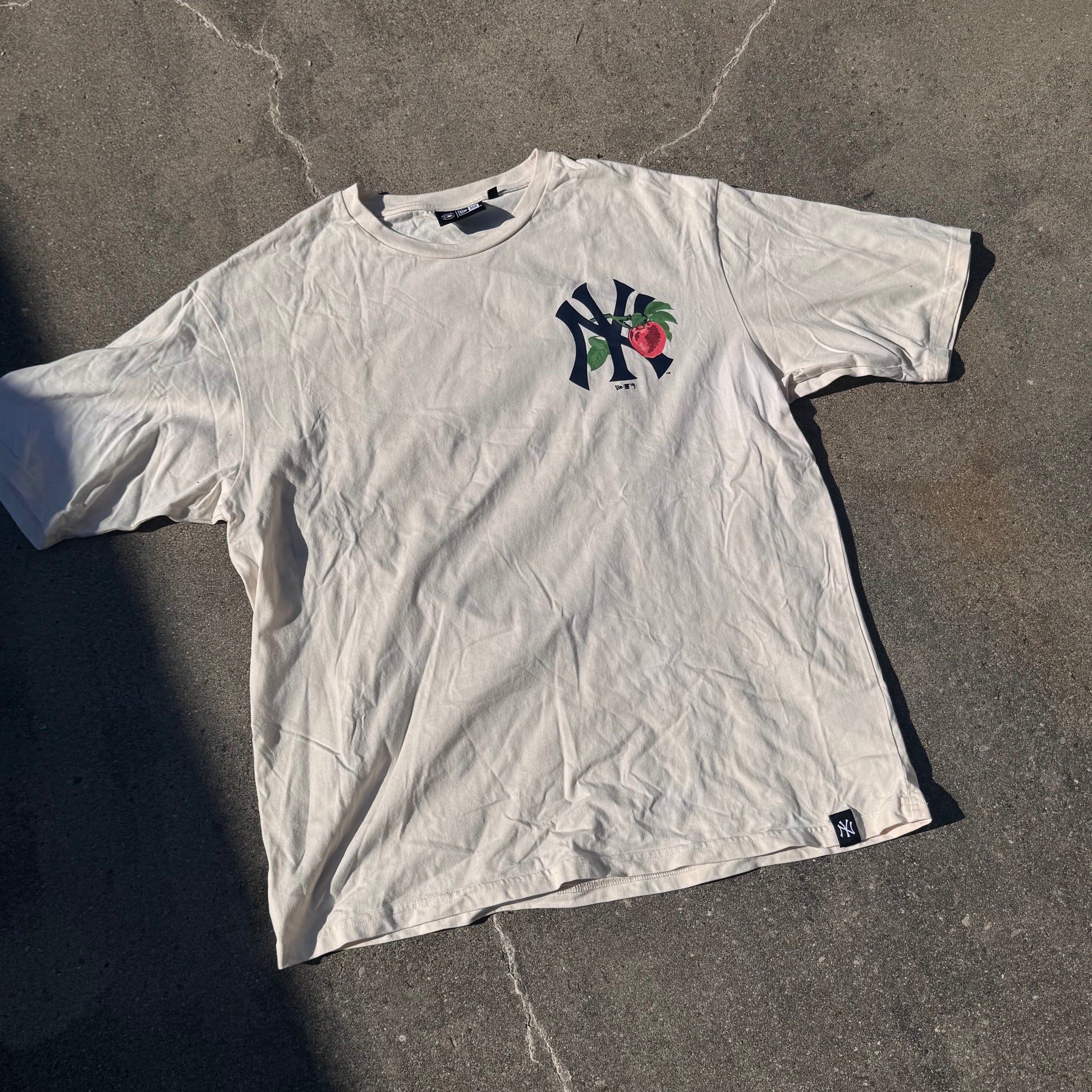 New Era Yankees Roses graphic T-shirt – Close-up 2