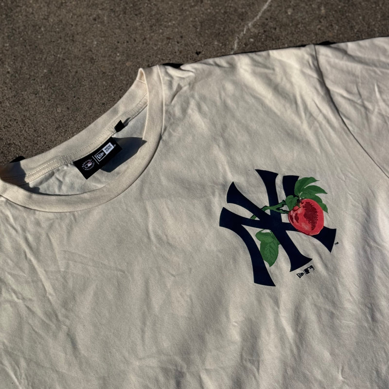 Detailansicht: Sourced limited accessories and clothes New Era Yankees Roses graphic T-shirt – Logo, Nähte oder Material