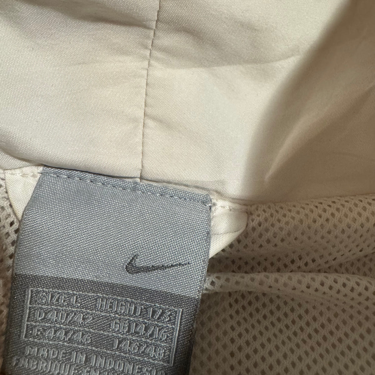 Nike 72 white vintage women’s track jacket – Close-up 2