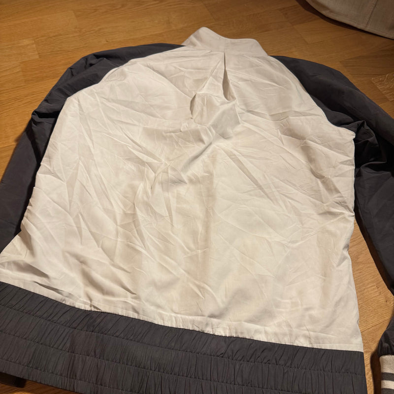 Detailansicht: Sourced limited accessories and clothes Nike 72 white vintage women’s track jacket – Logo, Nähte oder Material