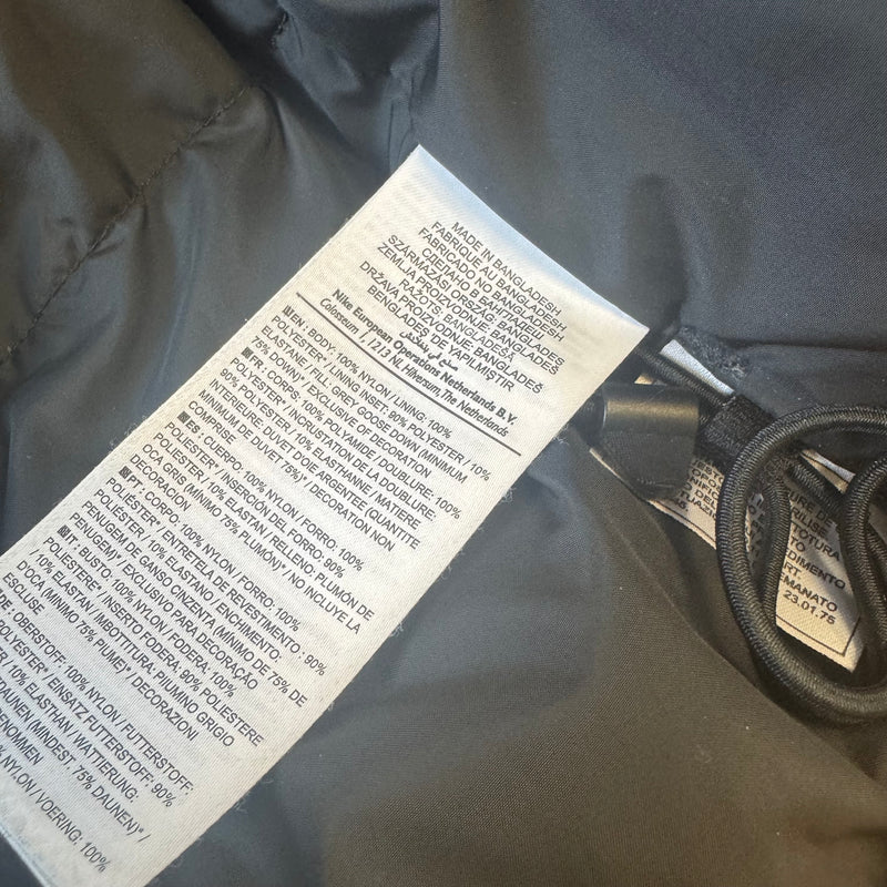 Detailansicht: Sourced limited accessories and clothes Nike ACG black puffer down jacket – Logo, Nähte oder Material