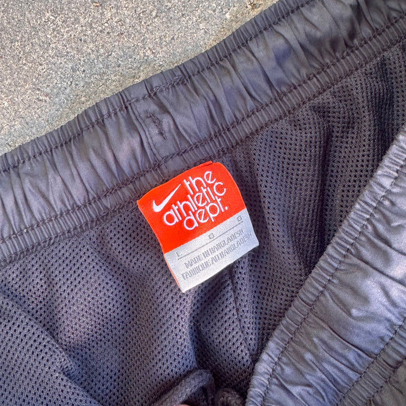 Detailansicht: Sourced limited accessories and clothes Nike AD streetwear 00s baggy track pants – Logo, Nähte oder Material
