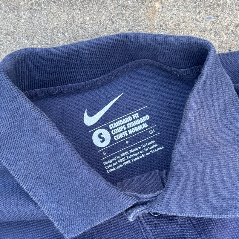 Detailansicht: Sourced limited accessories and clothes Nike classic blue poloshirt – Logo, Nähte oder Material