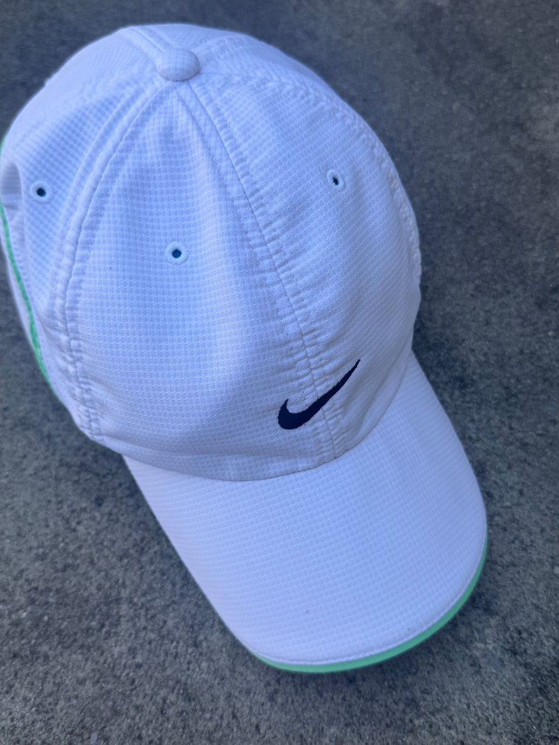Detailansicht: Sourced limited accessories and clothes Nike Dry Fit sportswear 00s cap – Logo, Nähte oder Material