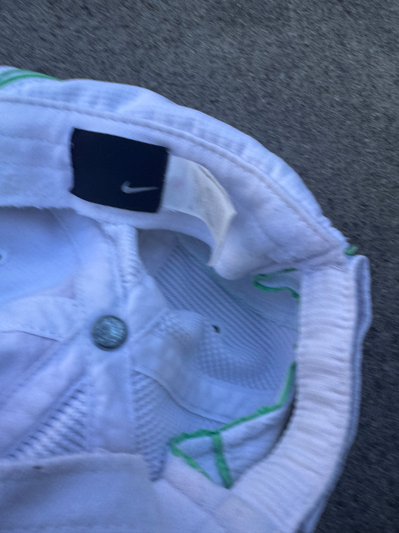 Detailansicht: Sourced limited accessories and clothes Nike Dry Fit sportswear 00s cap – Logo, Nähte oder Material