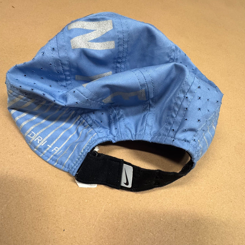 Detailansicht: Sourced limited accessories and clothes Nike Fly Dri-FIT sky blue sportswear cap – Logo, Nähte oder Material