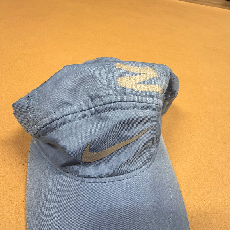 Detailansicht: Sourced limited accessories and clothes Nike Fly Dri-FIT sky blue sportswear cap – Logo, Nähte oder Material