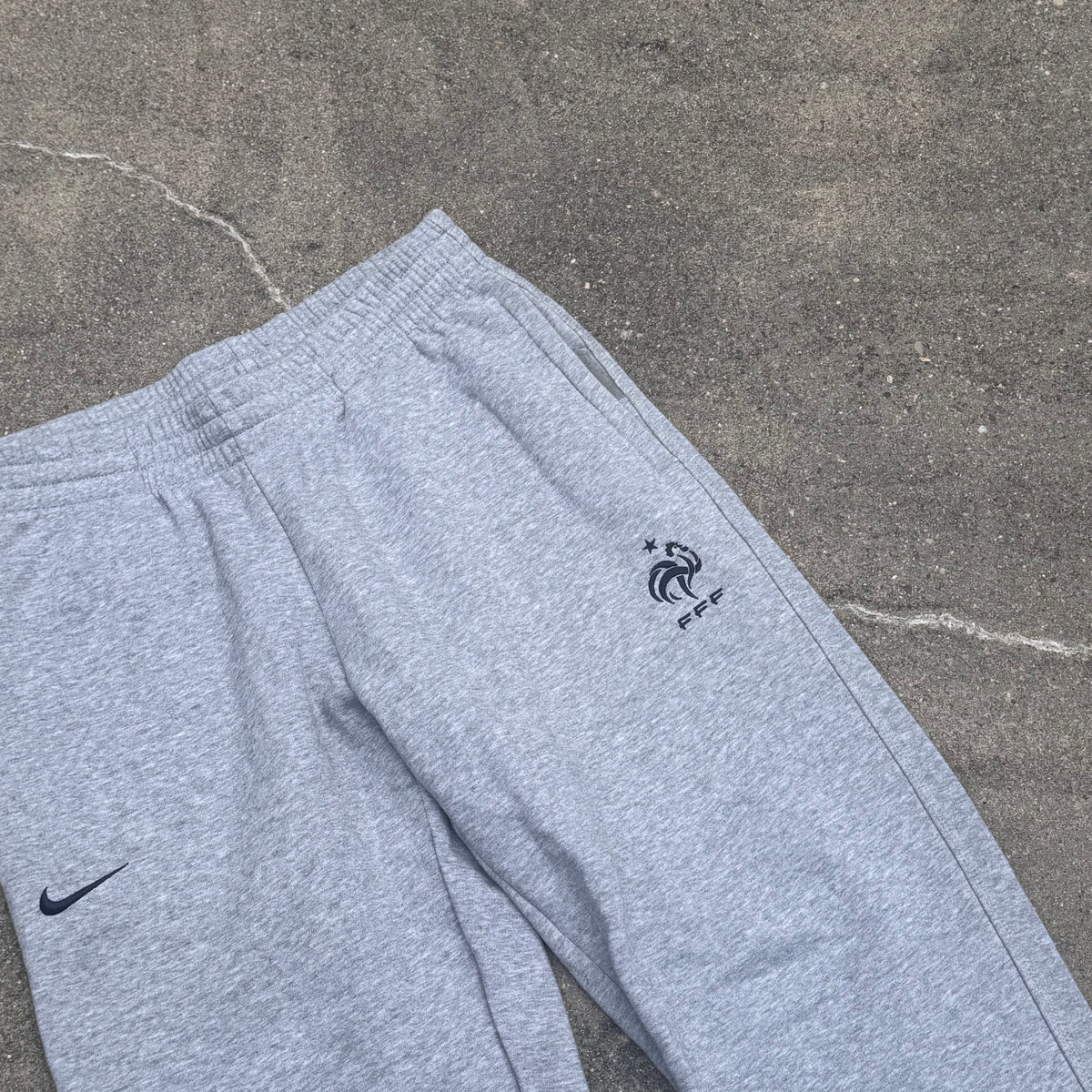 Nike France FFF football sweatpants – Close-up 1