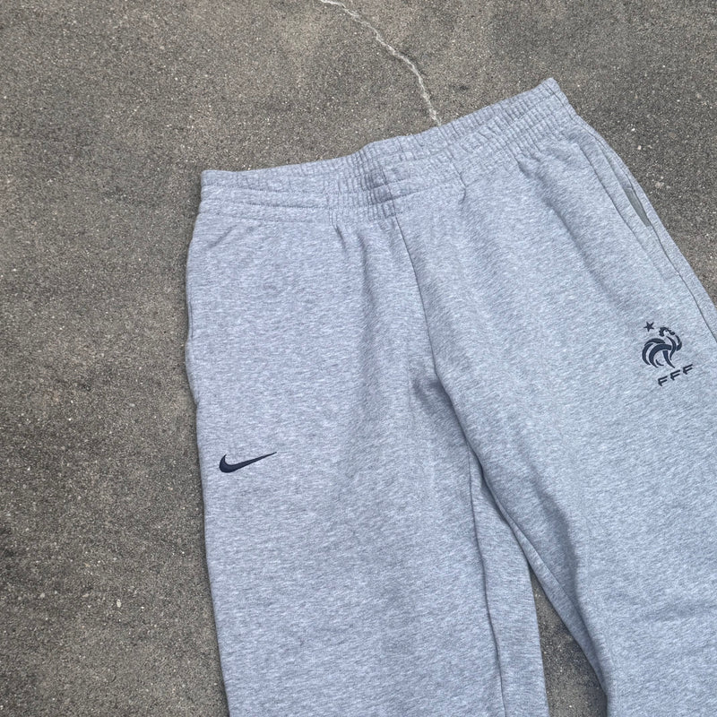 Detailansicht: Sourced limited accessories and clothes Nike France FFF football sweatpants – Logo, Nähte oder Material