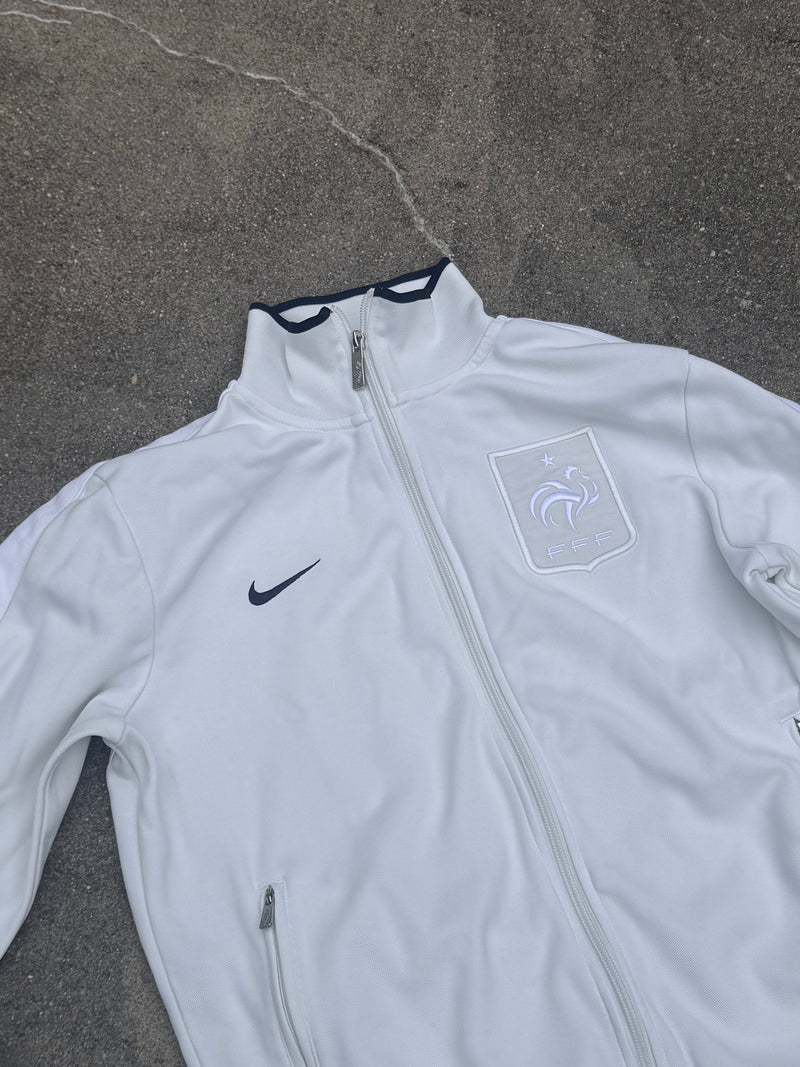 Detailansicht: Sourced limited accessories and clothes Nike France FFF Football white track jacket – Logo, Nähte oder Material
