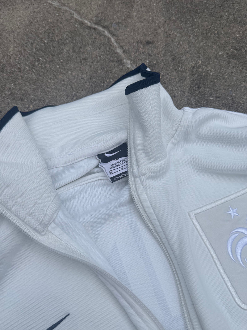 Detailansicht: Sourced limited accessories and clothes Nike France FFF Football white track jacket – Logo, Nähte oder Material