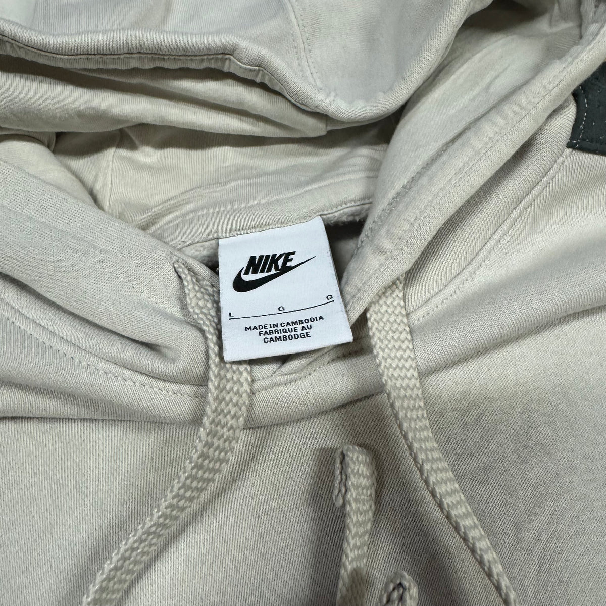 Nike grey streetwear style light hoodie – Close-up 3