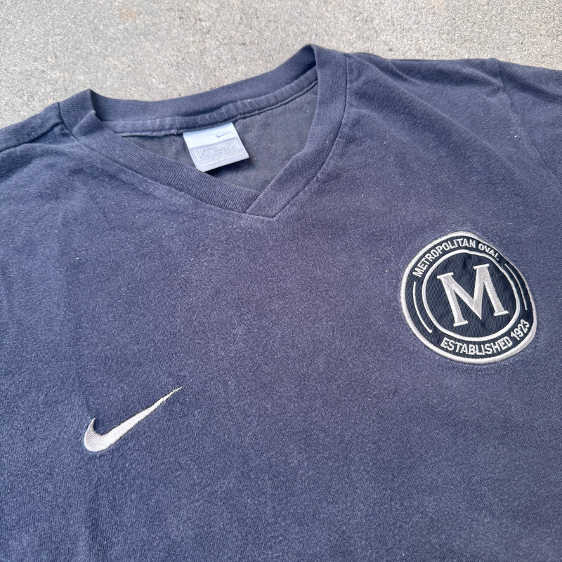 Detailansicht: Sourced limited accessories and clothes Nike Metropolitan oval T-shirt – Logo, Nähte oder Material