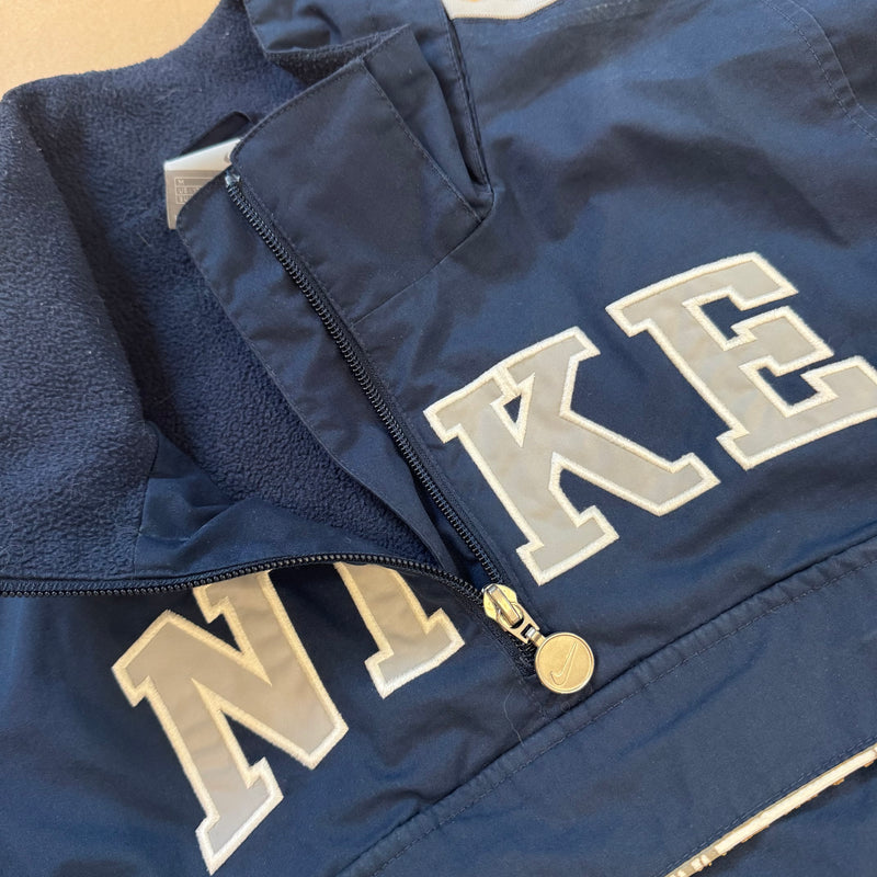 Detailansicht: Sourced limited accessories and clothes Nike retro quarter zip jacket retro 90s – Logo, Nähte oder Material