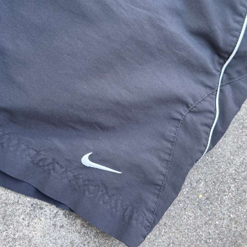 Detailansicht: Sourced limited accessories and clothes Nike sportswear black bathing shorts – Logo, Nähte oder Material