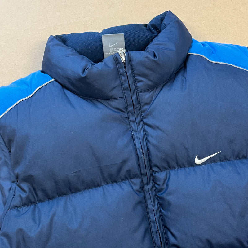 Detailansicht: Sourced limited accessories and clothes Nike streetwear style blue puffer vest – Logo, Nähte oder Material