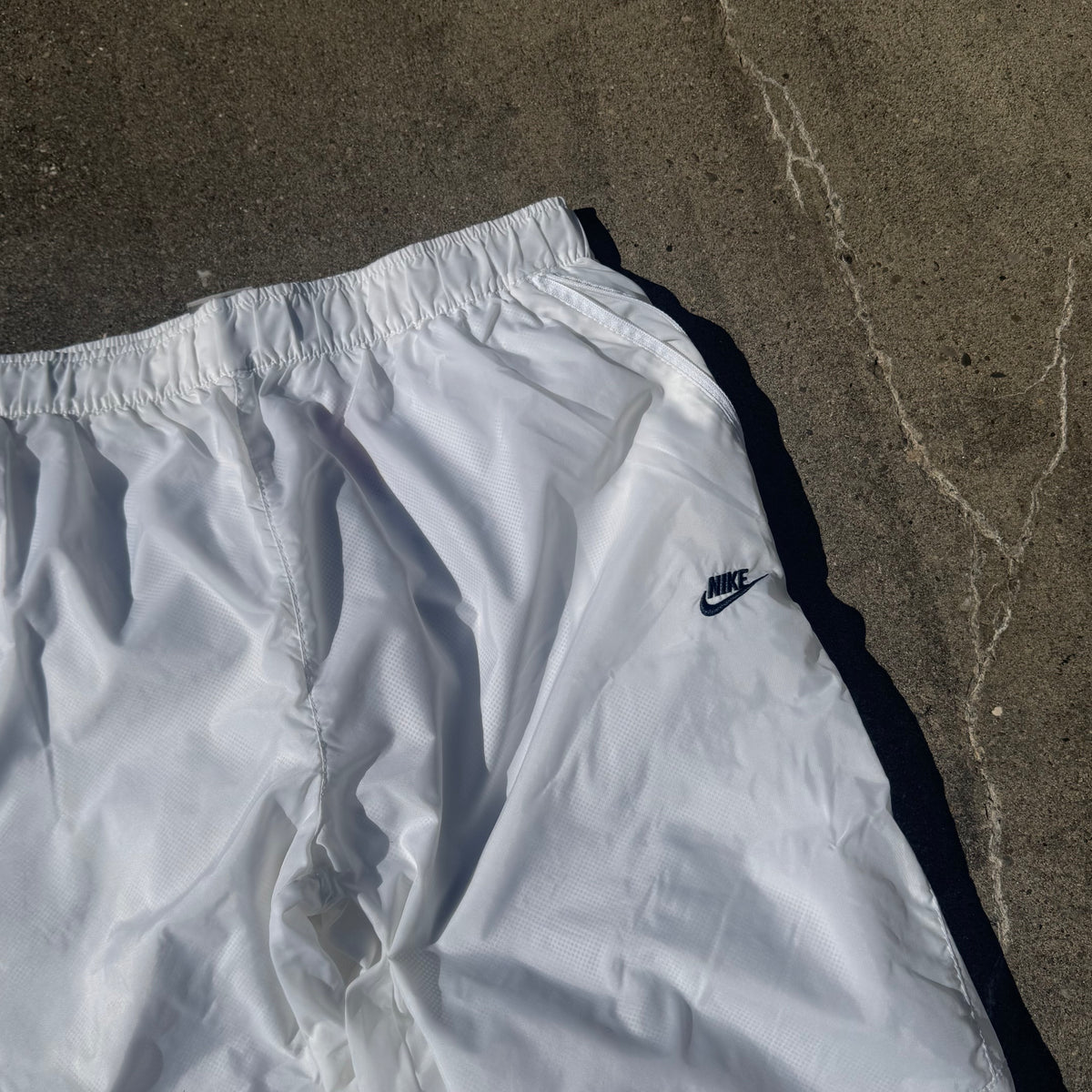 Nike streetwear white baggy track pants – Close-up 1