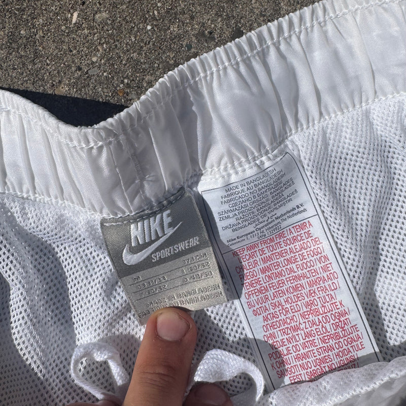 Detailansicht: Sourced limited accessories and clothes Nike streetwear white baggy track pants – Logo, Nähte oder Material