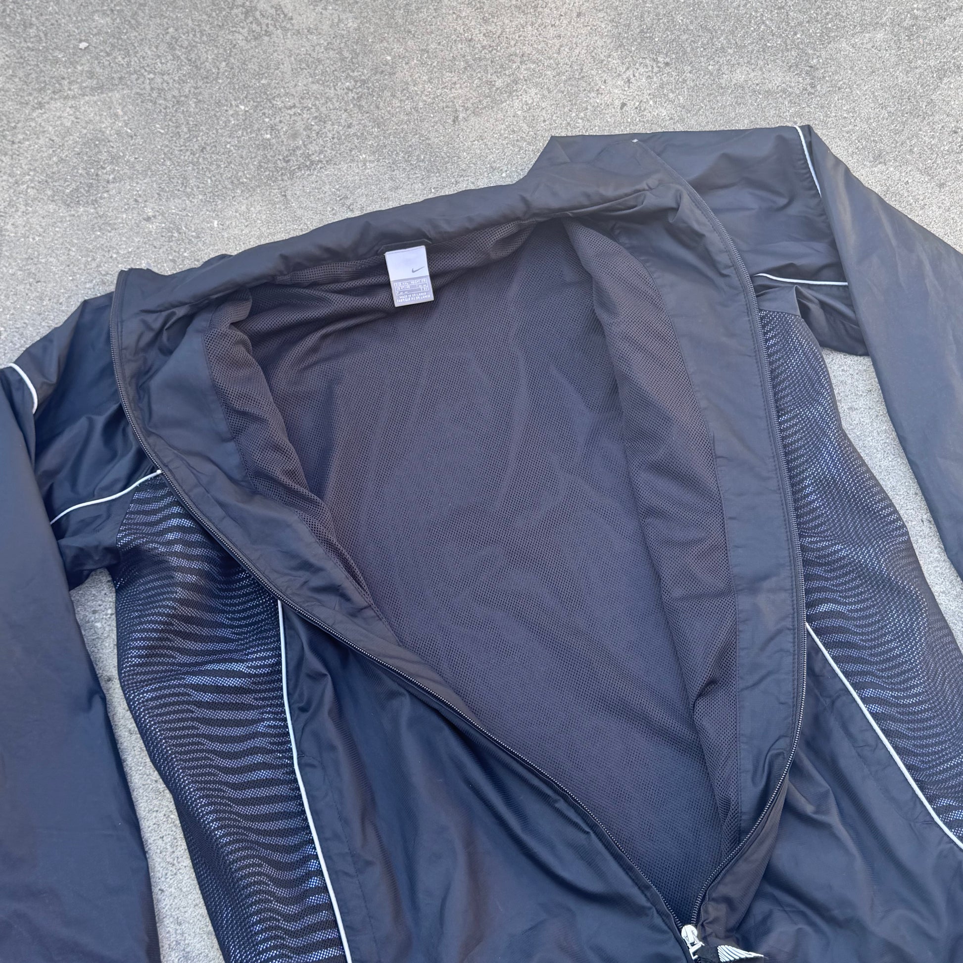 Nike TN black streetwear track jacket – Close-up 1