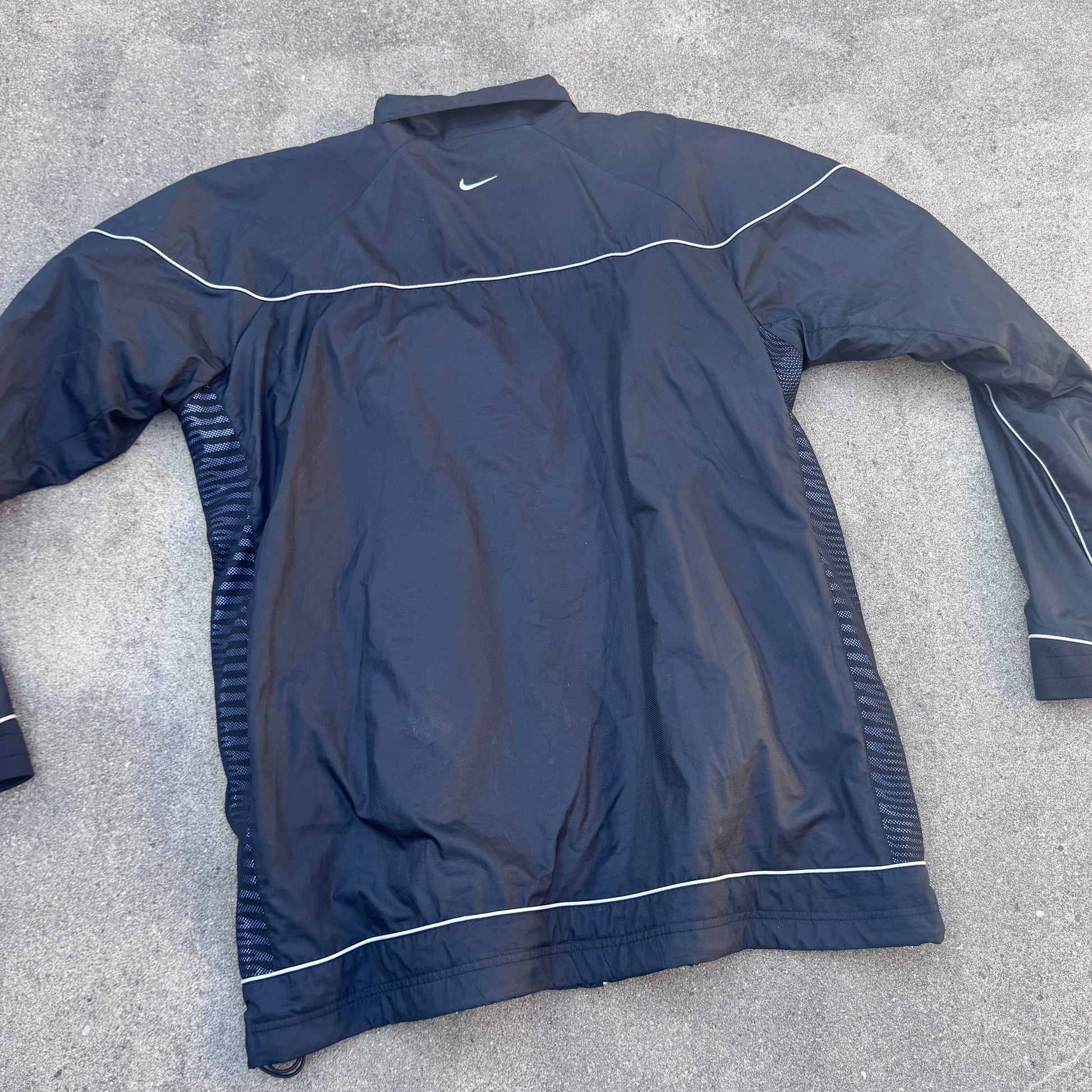 Nike TN black streetwear track jacket – Close-up 2