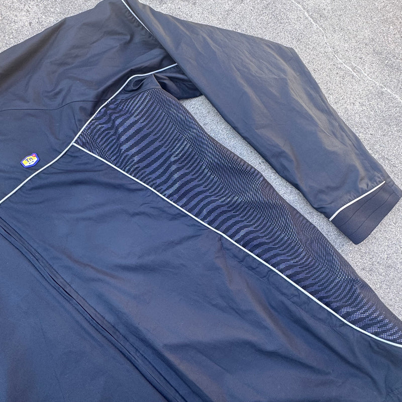 Detailansicht: Sourced limited accessories and clothes Nike TN black streetwear track jacket – Logo, Nähte oder Material