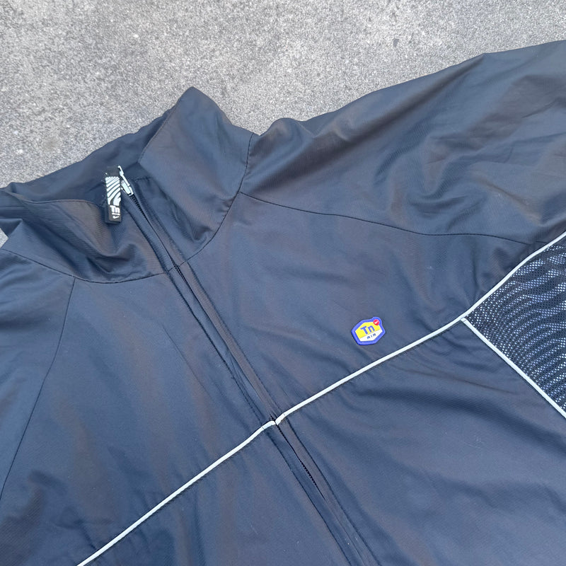 Detailansicht: Sourced limited accessories and clothes Nike TN black streetwear track jacket – Logo, Nähte oder Material