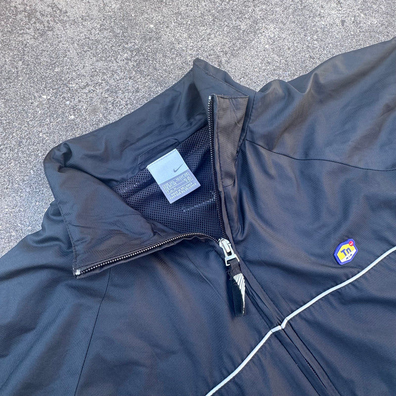 Detailansicht: Sourced limited accessories and clothes Nike TN black streetwear track jacket – Logo, Nähte oder Material