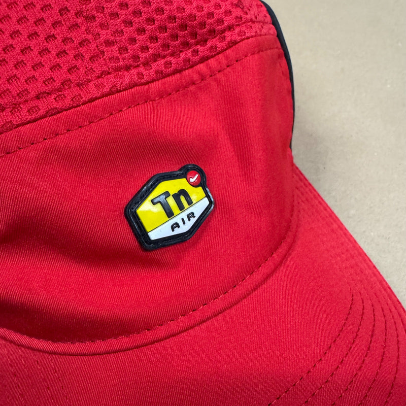 Detailansicht: Sourced limited accessories and clothes Nike Tn Hat Aerobill AW84 red – Logo, Nähte oder Material