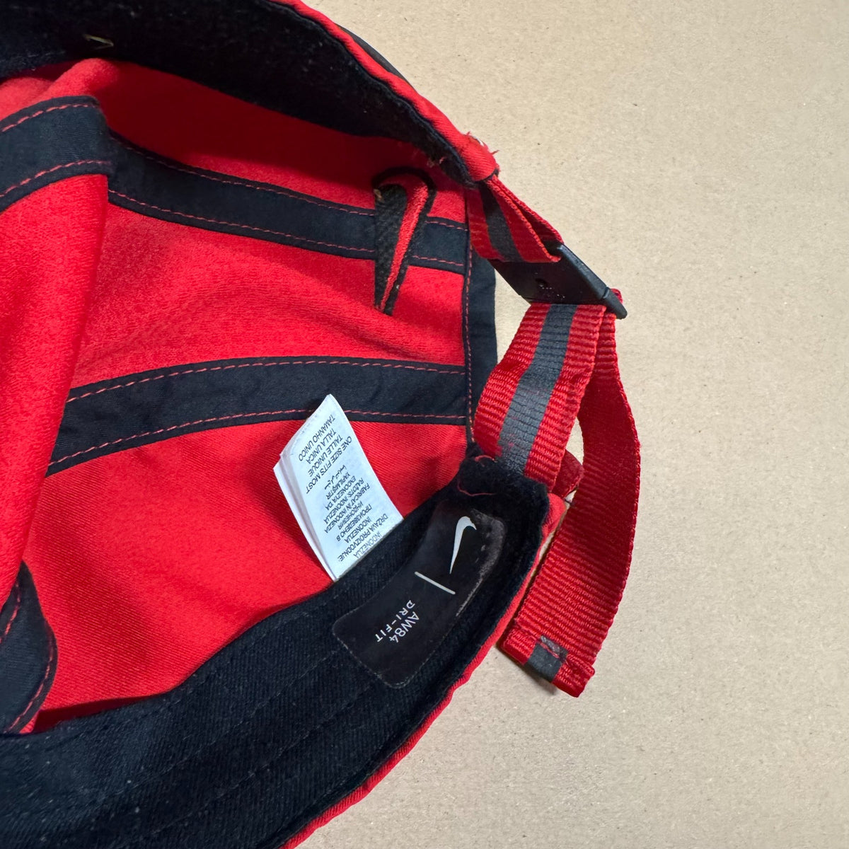 Nike Tn Hat Aerobill AW84 red – Close-up 3