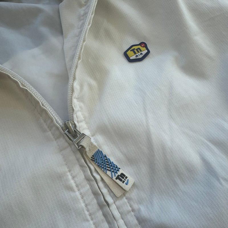 Detailansicht: Sourced limited accessories and clothes Nike TN track jacket streetwear style – Logo, Nähte oder Material