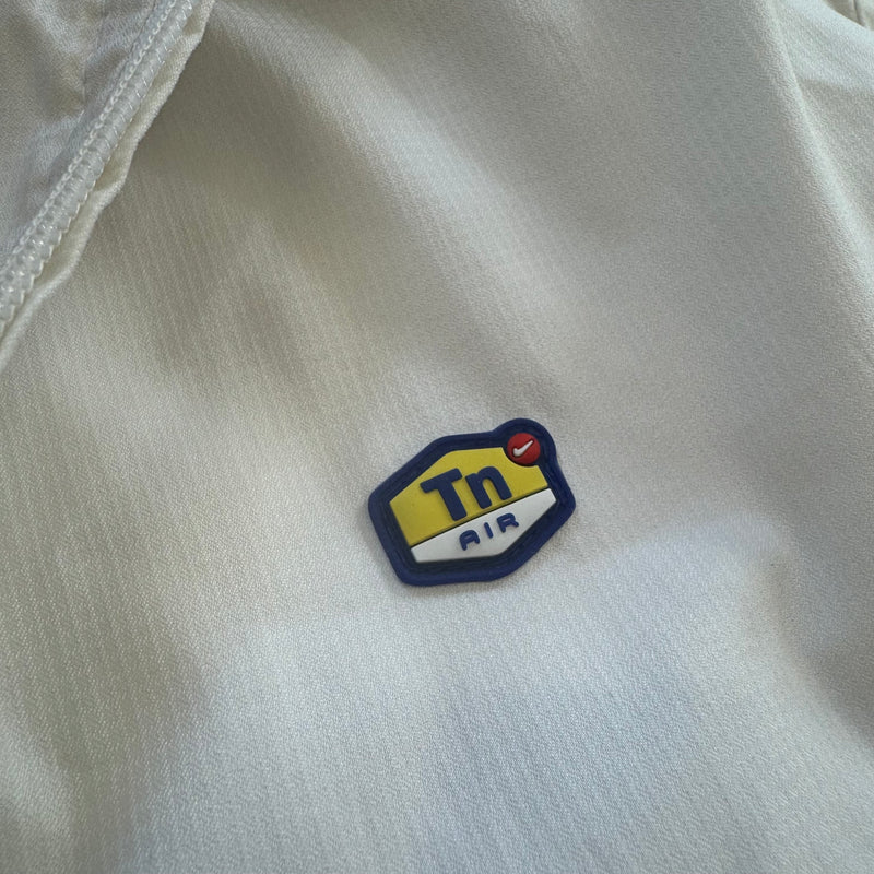 Detailansicht: Sourced limited accessories and clothes Nike TN track jacket streetwear style – Logo, Nähte oder Material