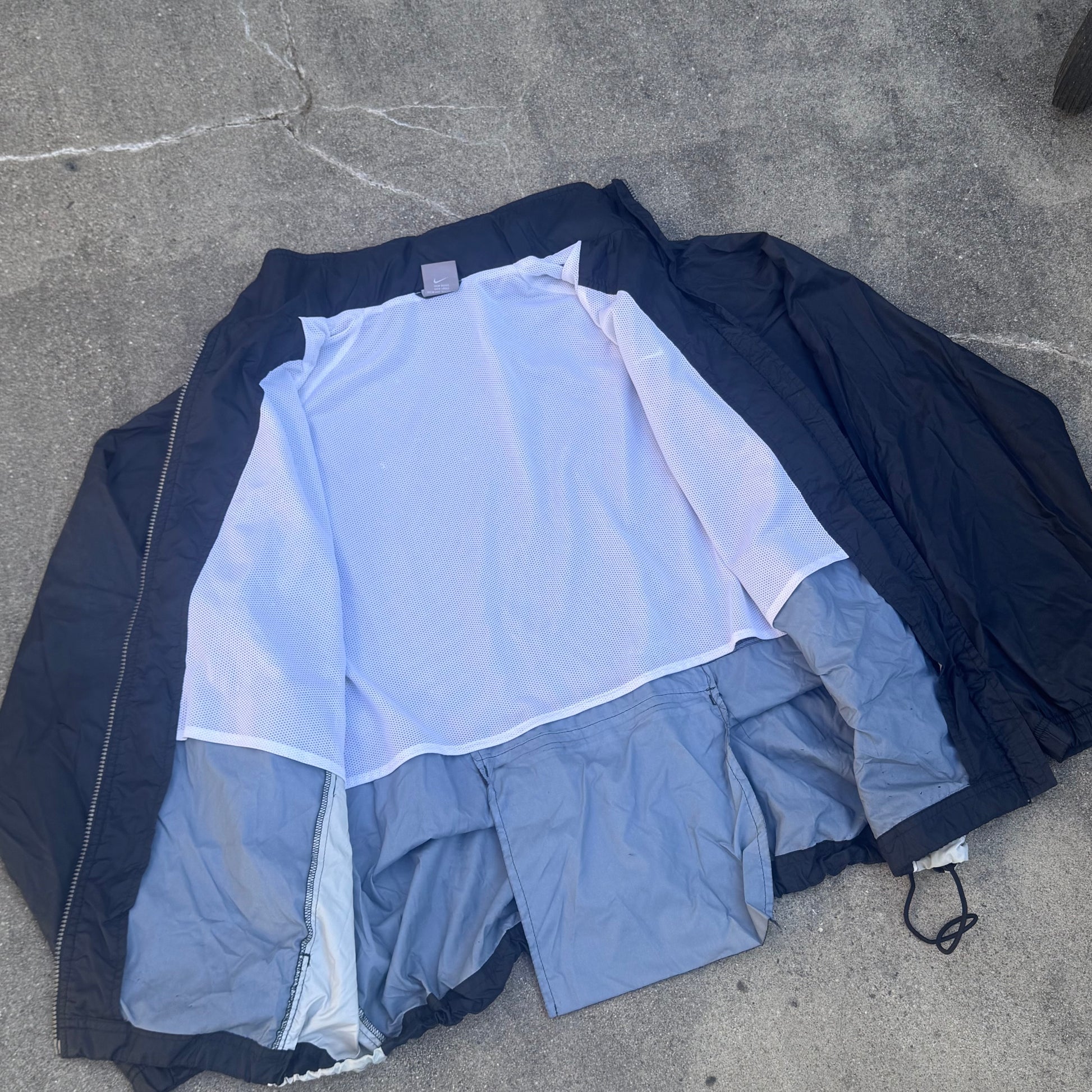 Nike vintage 90s black rain jacket – Close-up 2