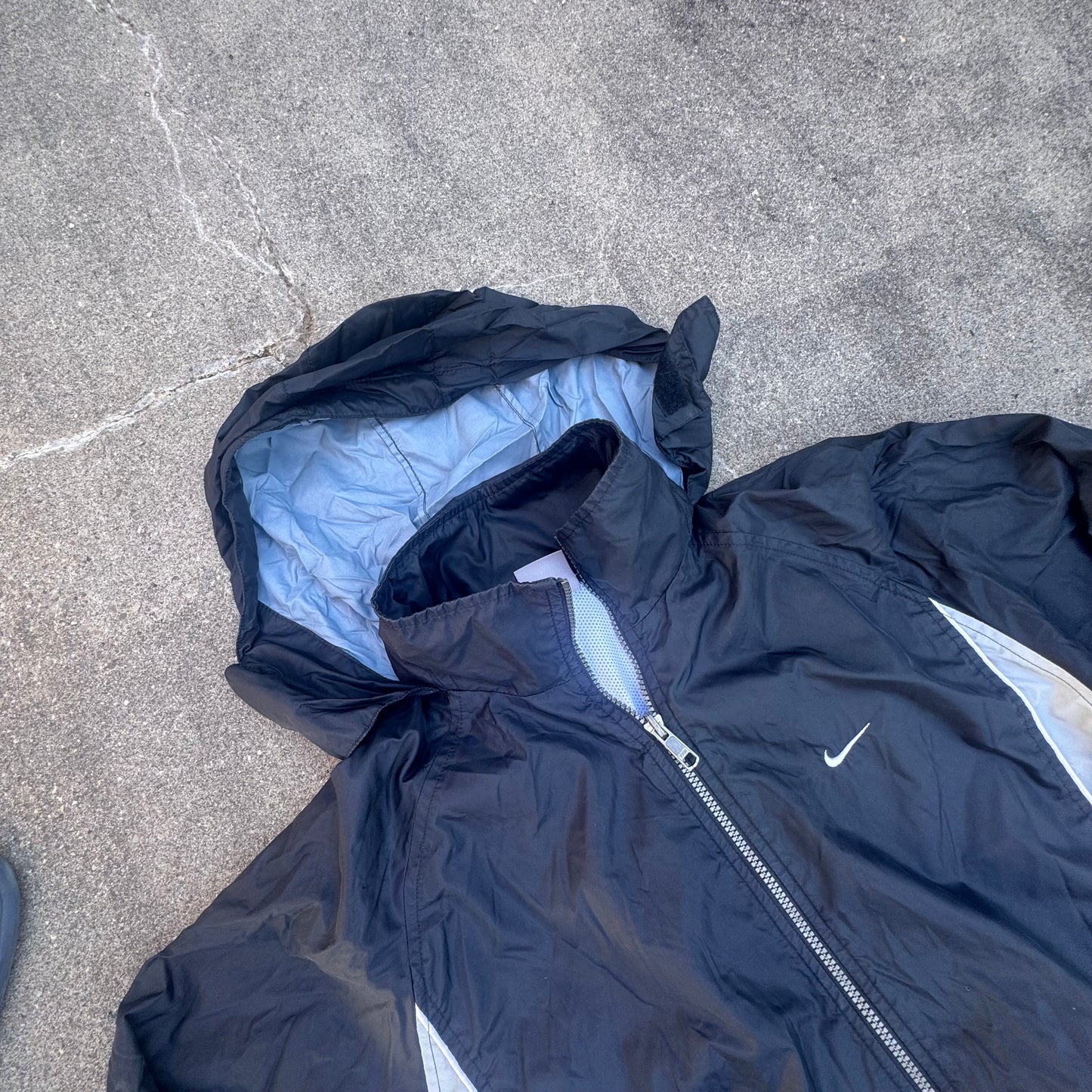 Nike vintage 90s black rain jacket – Close-up 3