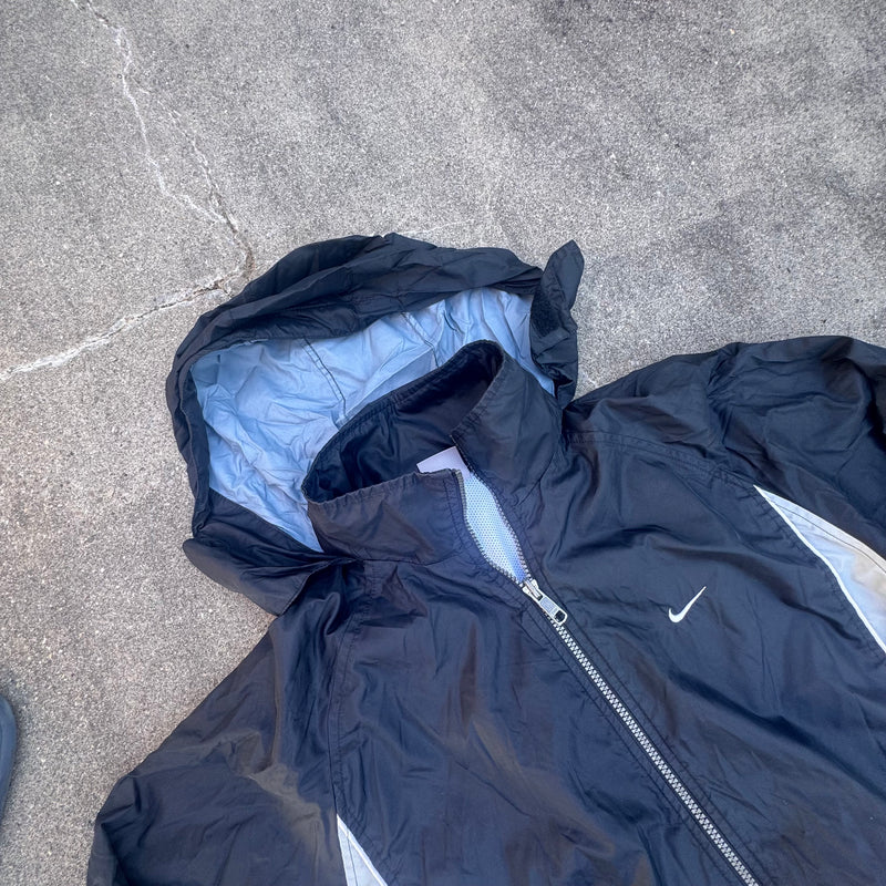 Detailansicht: Sourced limited accessories and clothes Nike vintage 90s black rain jacket – Logo, Nähte oder Material