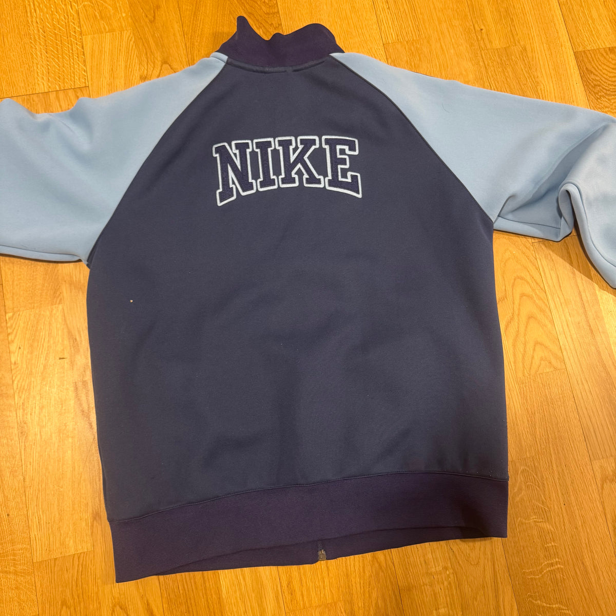 Nike vintage 90s blue track jacket – Close-up 1