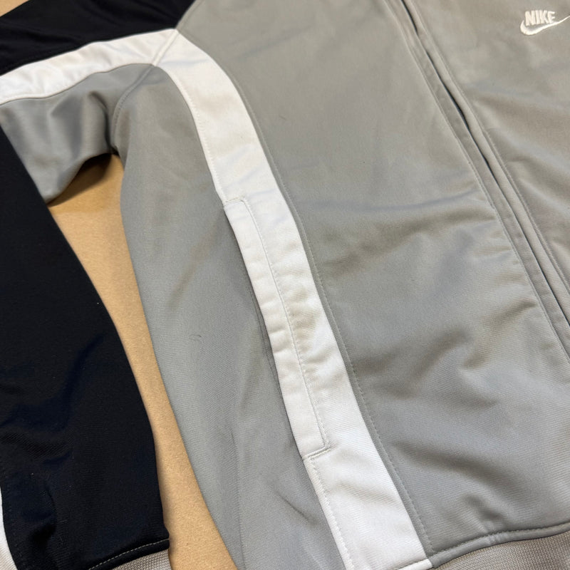 Detailansicht: Sourced limited accessories and clothes Nike vintage 90s grey track jacket – Logo, Nähte oder Material