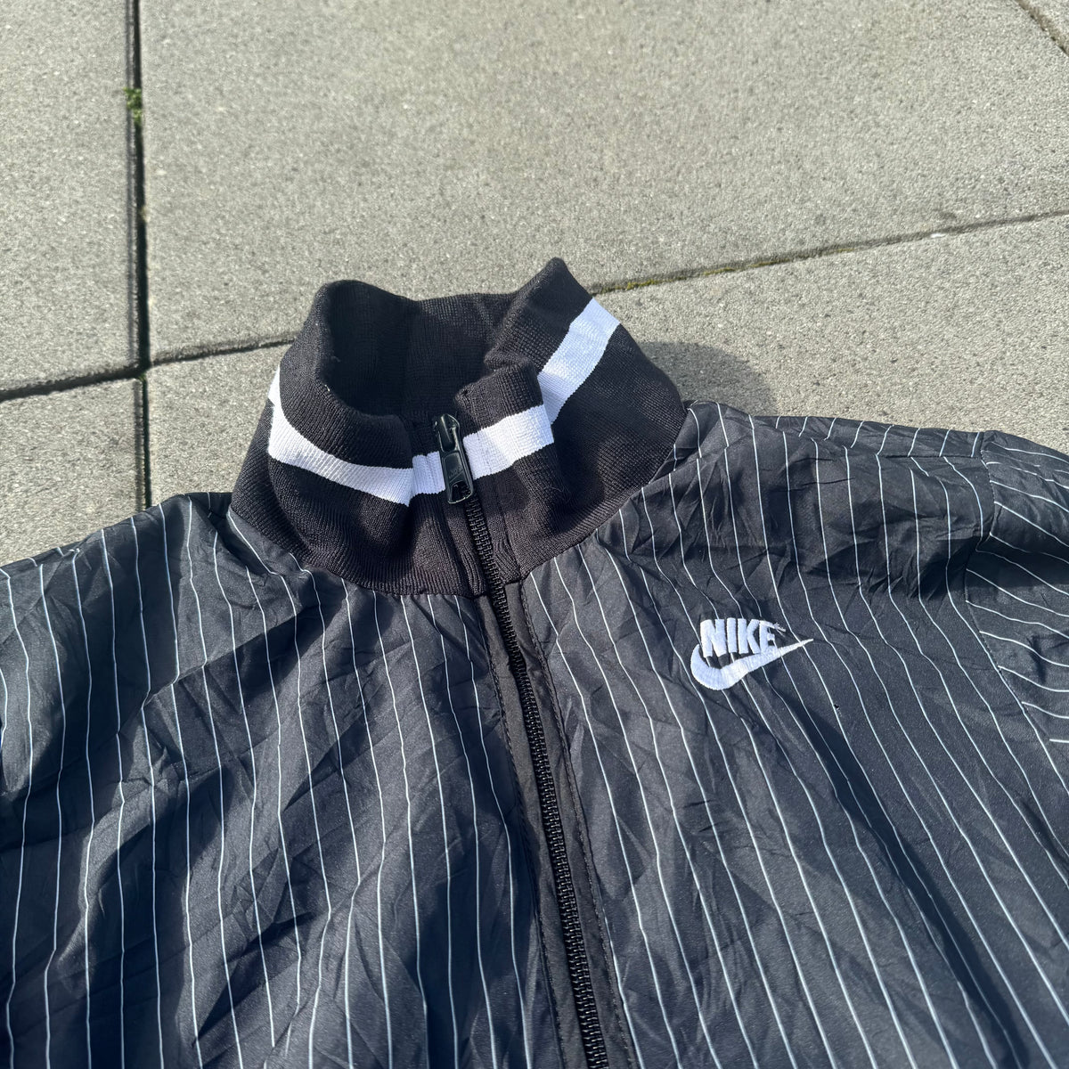 Nike vintage black striped track jacket – Close-up 1