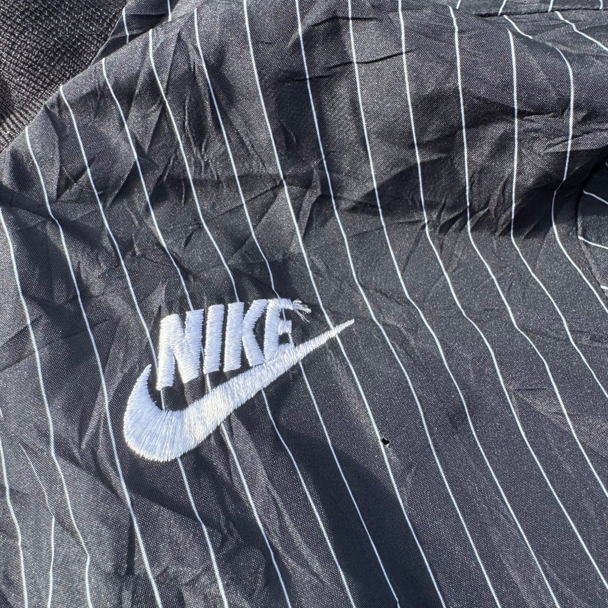 Nike vintage black striped track jacket – Close-up 2