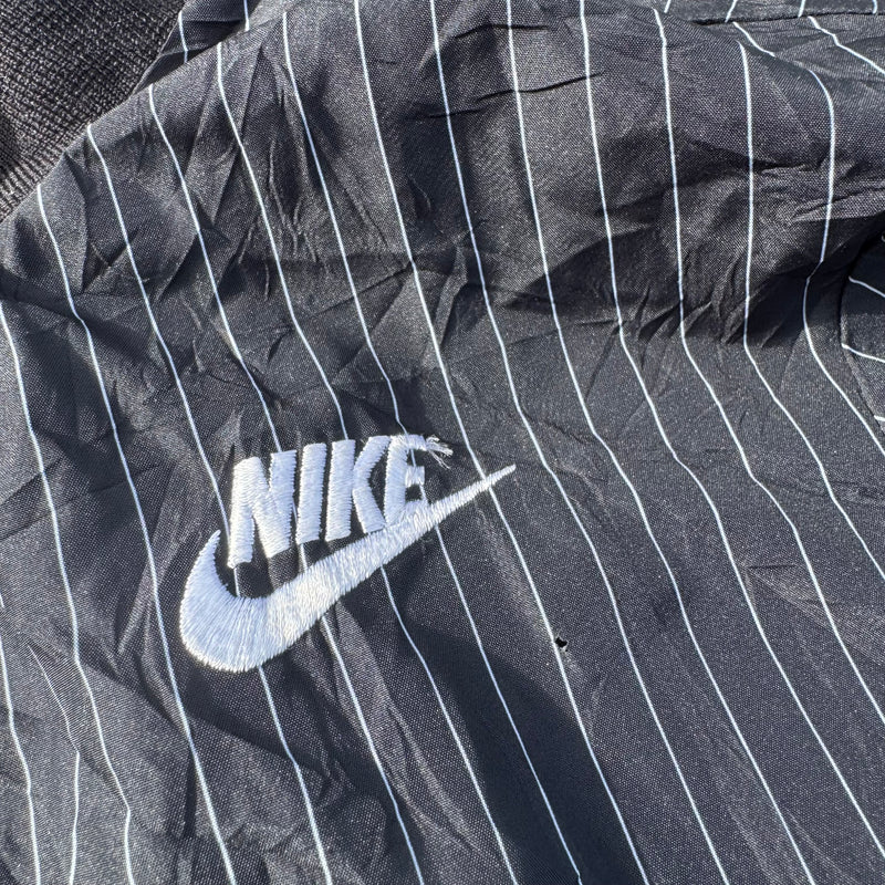 Detailansicht: Sourced limited accessories and clothes Nike vintage black striped track jacket – Logo, Nähte oder Material